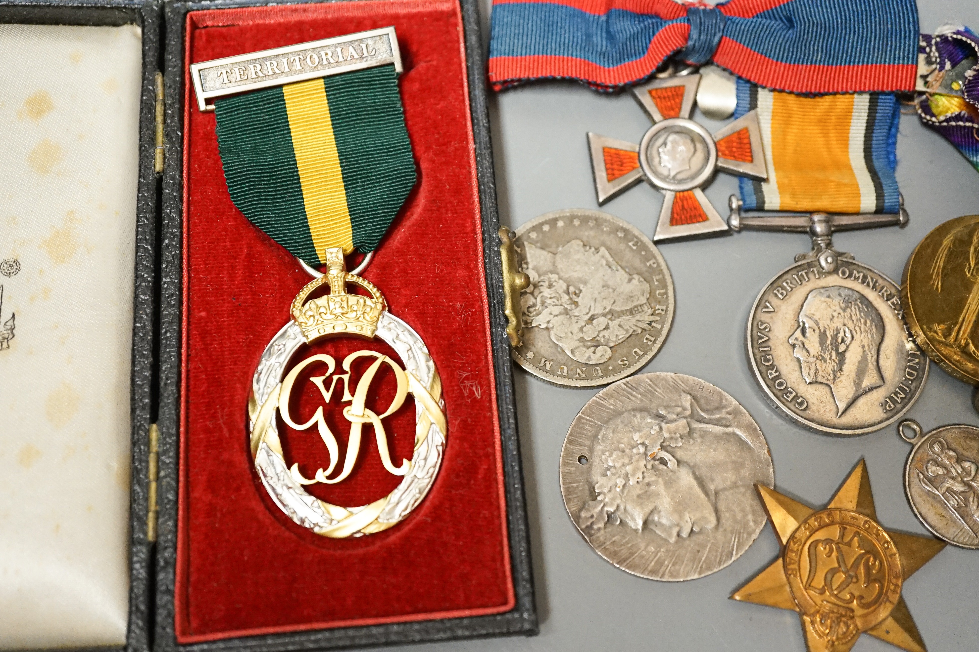 WW1 medals to include a trio to 7522 L.CPL. A.T. CHART 11/BN. A.I.F and a trio to J.A. CHART V.A.D., WW2 medals, a 9ct medal etc.